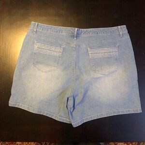 Gloria Vanderbilt Faded Light Blue Denim plus size short in great condition